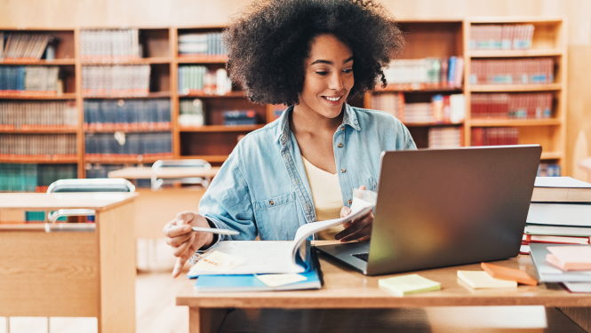 Meitene strādā pie datora