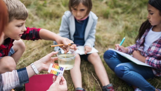 Bērni krāso ar ūdenskrāsām