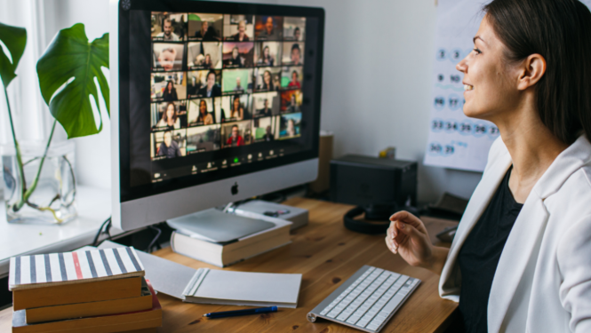 Sieviete runā attālinātā video zvanā