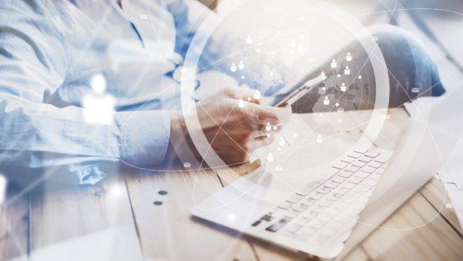 Vīrietis strādā pie datora