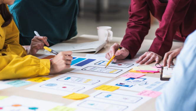 Cilvēku rokas, rakstāmpiederumi, papīrs