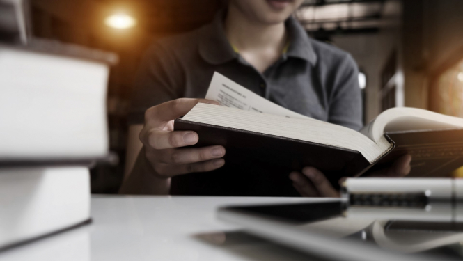 vīrietis lasa grāmatu