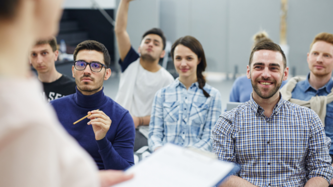 Cilvēku grupa sēž