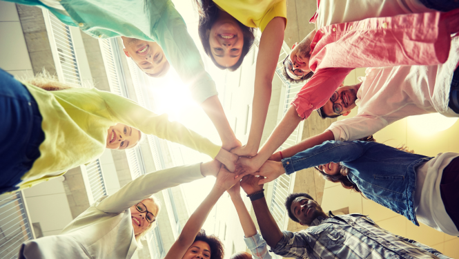 Cilvēki liek rokas aplī