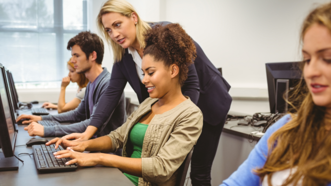 Cilvēki strādā pie datora