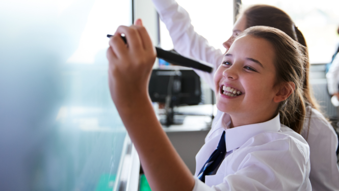 Meitene raksta pie tāfeles