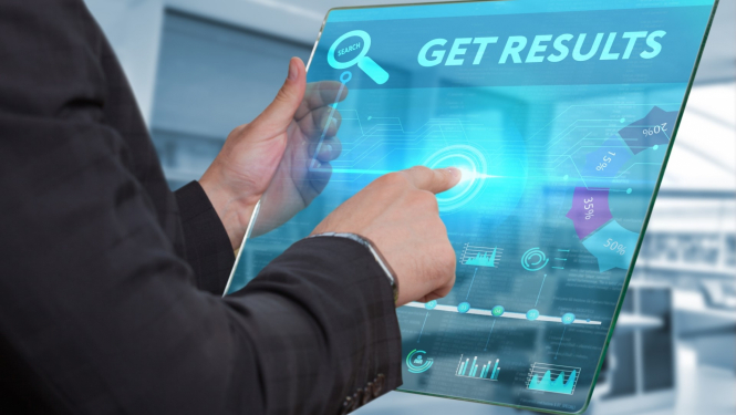 virietis spiez uz digitāla ekrāna ar pirkstu 