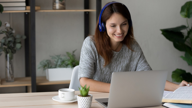 sieviete konsultejas tiessaiste pie datora majas Erasmus