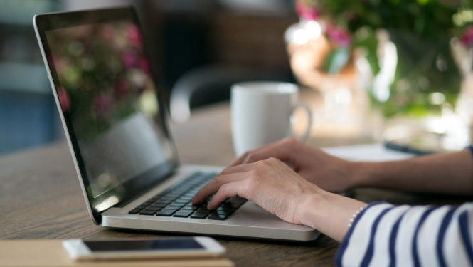 sieviete stradā pie portatīvā datora Erasmus