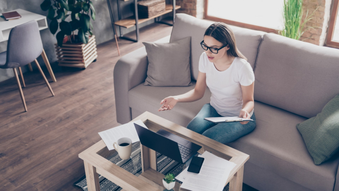 sieviete sniedz tiessasites konsultaciju majas pie datora