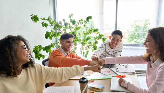 Jaunieši kopīgi mācās