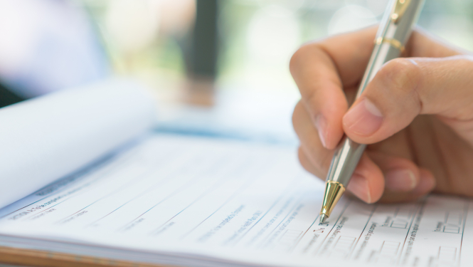 Cilvēks aizpilda pieteikšanās veidlapu