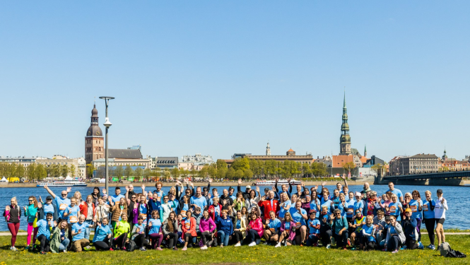 Erasmus komandas dalībnieki pirms Rimi Rīgas maratona 2023