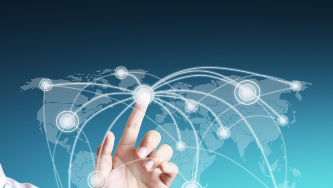 Cilvēks ar pirkstu pieskarās interaktīvai hologrammai pasaules kartes formā