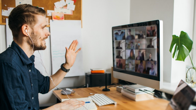 virietis piedalas tiessaistes seminara pie datora