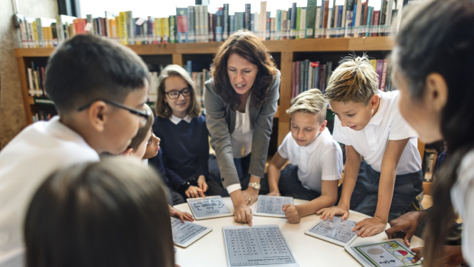 Skolotāja māca bērnus