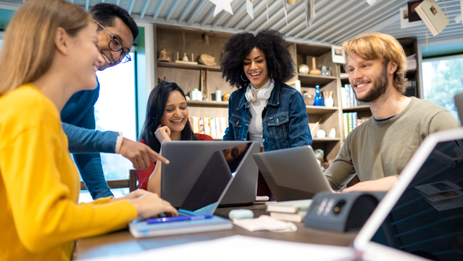 dazadu rasu jauniesi strada pie datoriem kopa biblioteka
