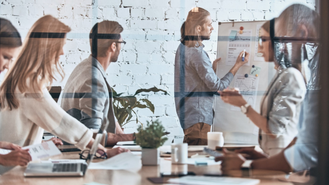 pedagogi sez sapulcē kāds stāsta pie tāfeles