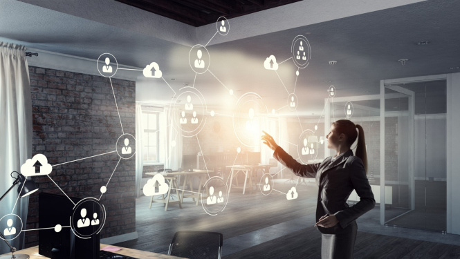 sieviete rada uz digitalo ekranu