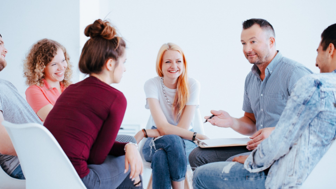 grupa cilveku sez apli un apspriez kopigu projektu