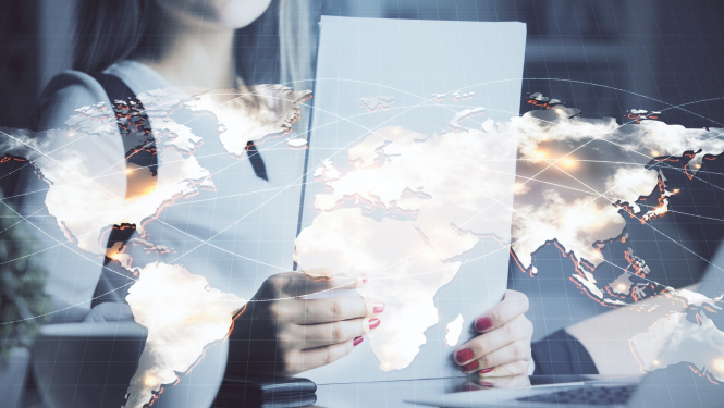 sieviete tur rokas papirus prieksa virtuala karte