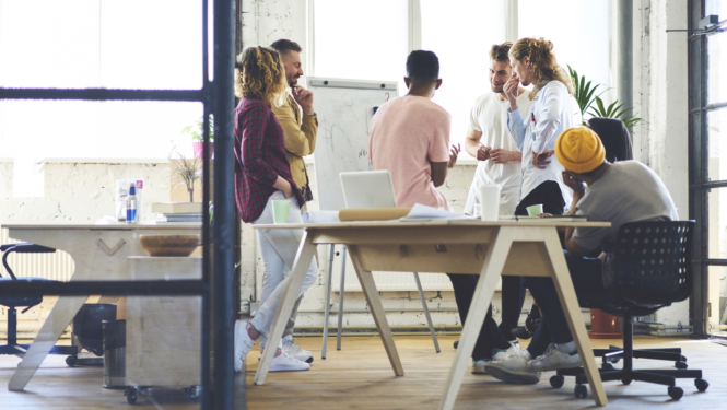 cilvēku grupa strādā pie kopīga projekta