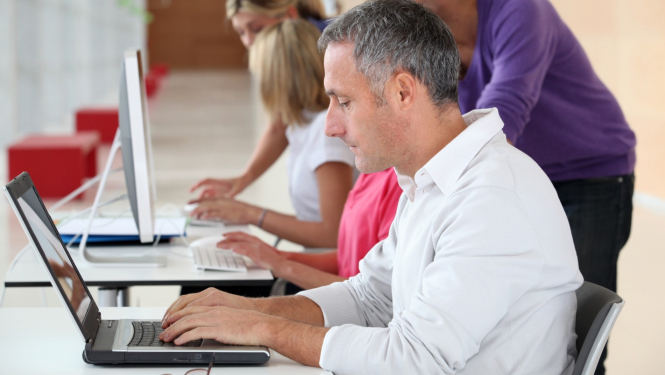 sirms vīrietis strādā pie datora datorklasē