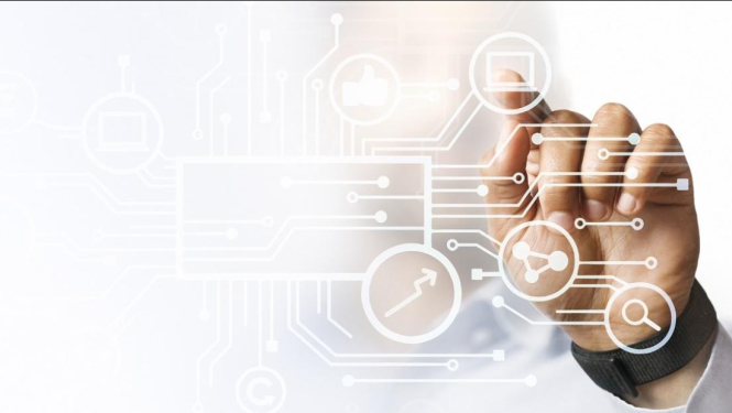 Virietis spiez ar pirkstu uz digitala ekrana