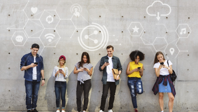 jauniesi darbojas socialajos tiklos caur mobilo telefonu