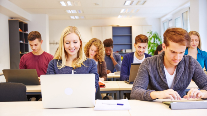 jauniesi macibu klase pie datoriem mācās