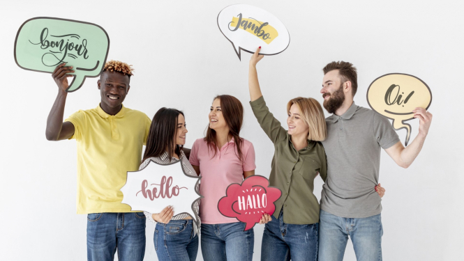 dažādu rasu jaunieši stāv ar domu mākoņiem rokās, kur rakstīti dažādi vārdi dažādās valodās