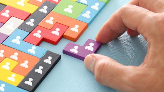 krāsaini kauliņi ar cilvēciņiem