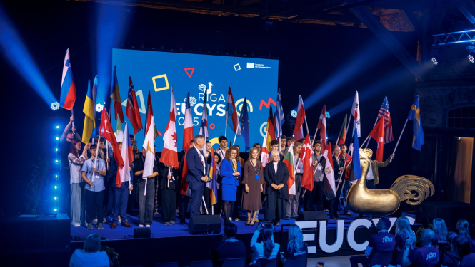 Skatuve ar daudz valstu karogiem