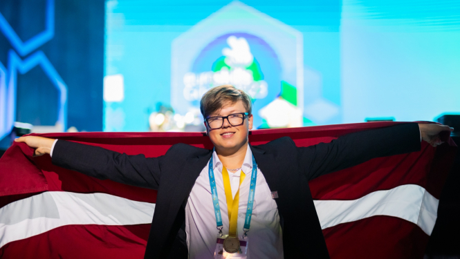 puisis ar Latvijas karogu