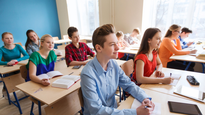 Skolēni sēž skolas solā