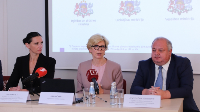 Olga Ozola, IZM ministre Anda Čakša un Ivans Jānis Mihailovs