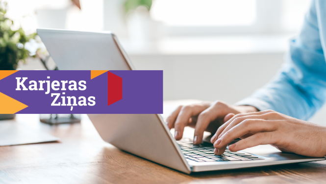 Sieviete strādā ar datoru