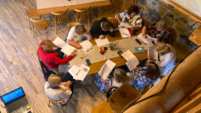 latviešu valodas skolotāji kopā strādā pie materiāliem seminārā