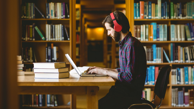 students mācās bibliotekā
