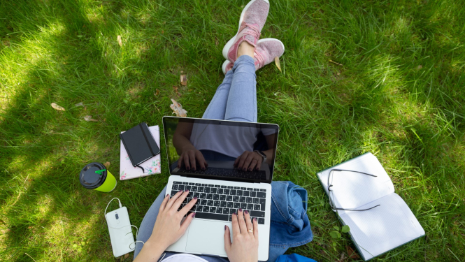 jauna maitene stradā pie datora ara uz zalas zales