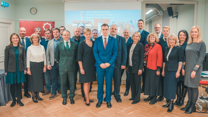 LDDK pārstāvji kopā ar WorldSkills 2022 laureātu Rinaldu Vanteru, ekspertiem, atbalstītājiem un VIAA pārstāvjiem