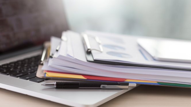 VIAA nodod funkcijas LZP portativais dators ar uzliktām virsū mapītēm