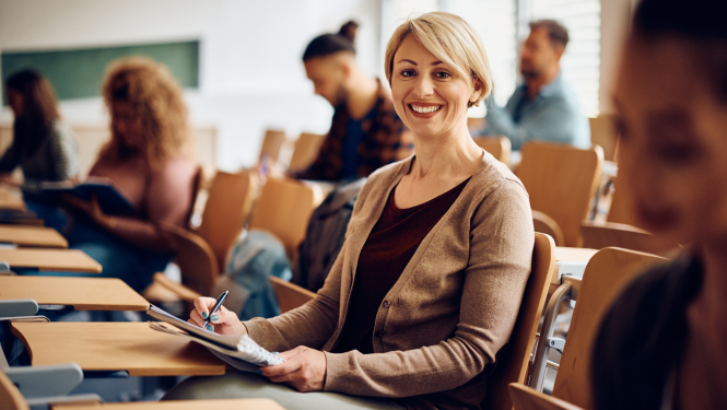 Sieviete sēž mācību solā