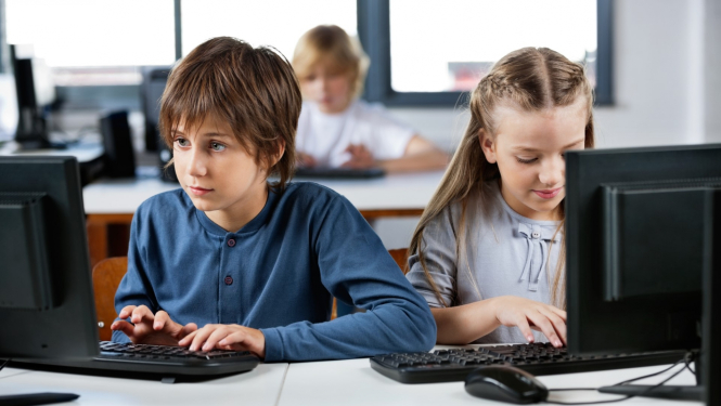 puika un meitene sez pie datora klase