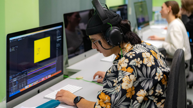 Jaunietis strādā pie datora