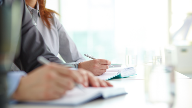 Sievietes roka ar pildspalvu