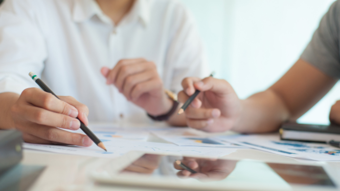 Cilvēki raksta ar zīmuļiem