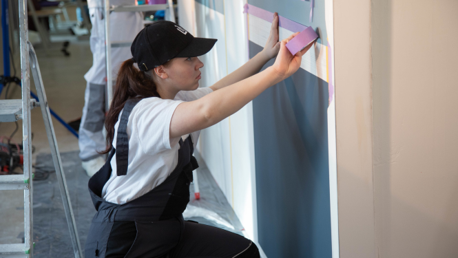 Meitene piedalās dekoratīvās apdares SkillsLV konkursa pusfinālā