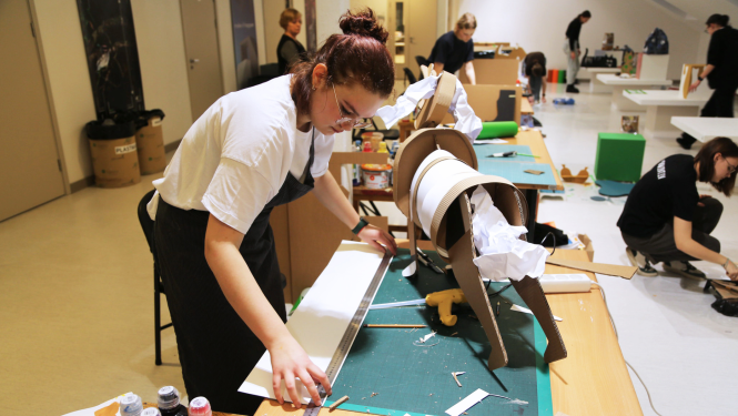 Meitenes veido skatloga noformēšanai paredzētus objektus