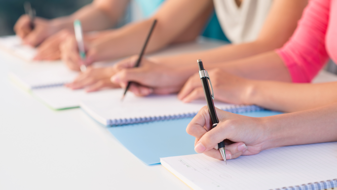 Cilvēki raksta ar pildspalvu